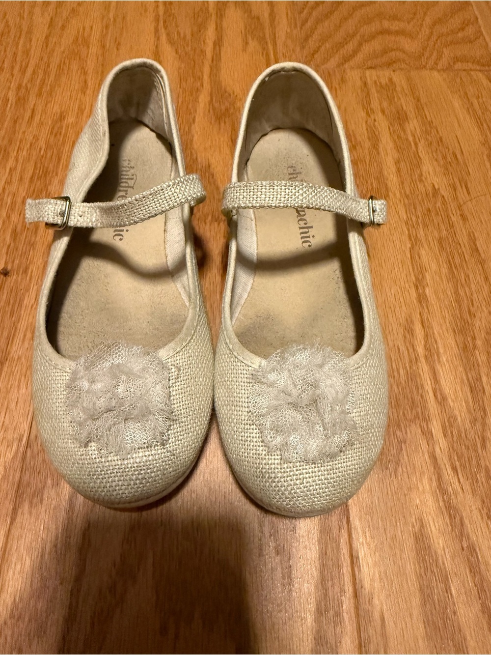 Girls Cream Mary Jane Dress Shoes with Floral Accent Size 30 EU / 13 US